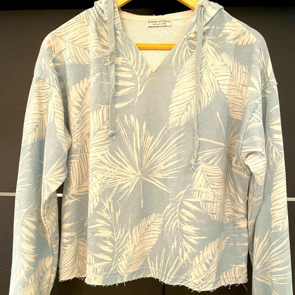 Semi cropped hoodie size M